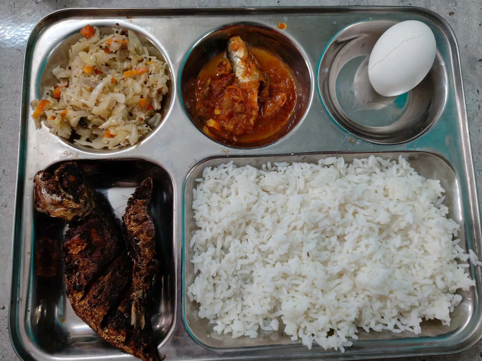A meal plate with idli, boiled corn, sautéed greens, green chutney, and curd, a pattern of small, frequent, easy-to-digest meals that became the rhythm of her routine
